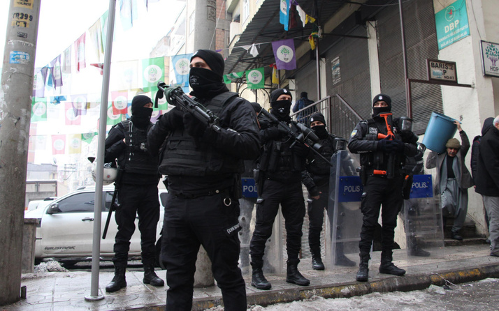 Diyarbakır'da DBP'ye terör operasyonu! HDP'li vekilin Öcalan'a saygı duruşu fotoğrafı ortaya çıktı