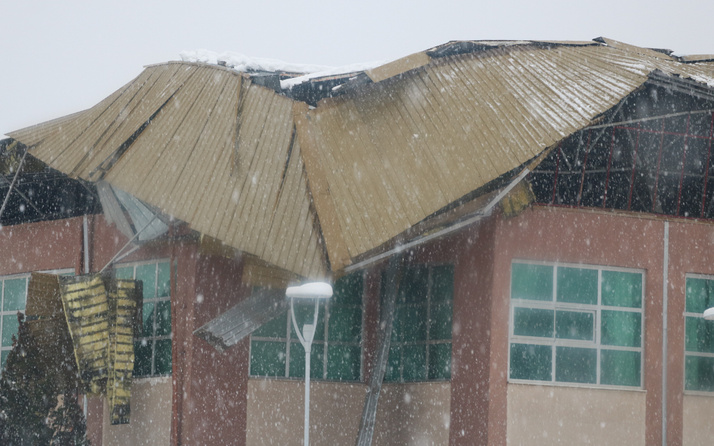 Kahramanmaraş'ta kar kütlesine dayanamayan fuar alanının çatısı çöktü