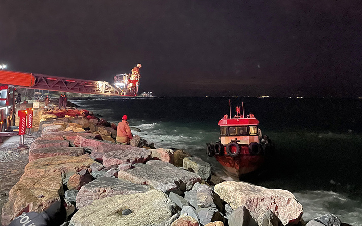 İstanbul Kadıköy'de karaya oturan balıkçı teknesindeki iki kişi kurtarıldı