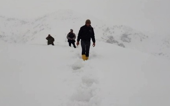 Adıyaman'da ağrıları artan yaşlı adam için 12 kilometre karda yürüdüler