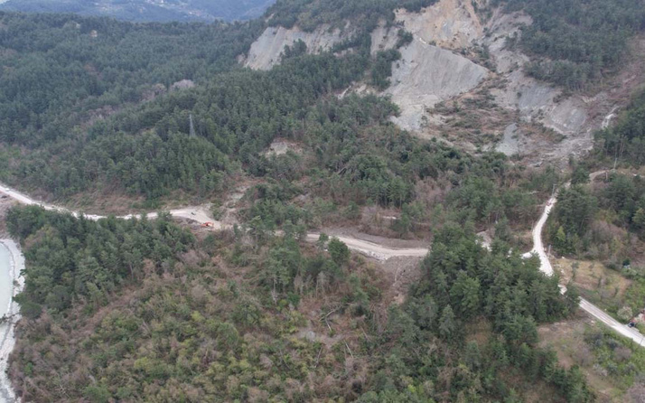 Abana İnebolu karayoluna karlar eriyince dağ kaydı