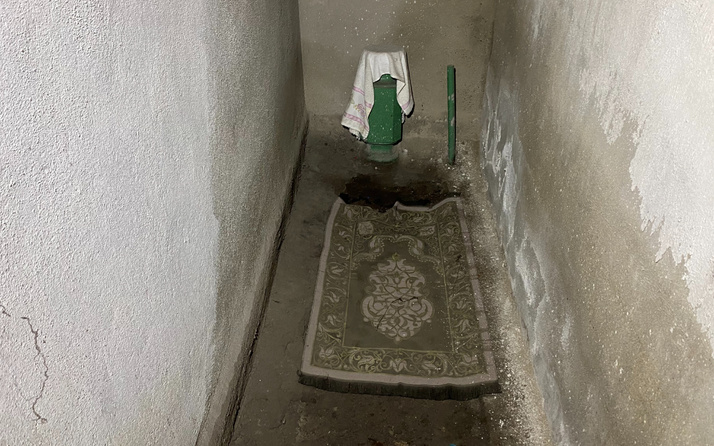 İstanbul'da otelin içindeki mezarı gören şaştı kaldı! 4 duvar arasında: Üzerinde seccade örtülü