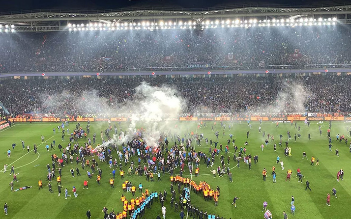 Trabzonsporlu taraftarlar maç bitti sanıp sahaya girdi!