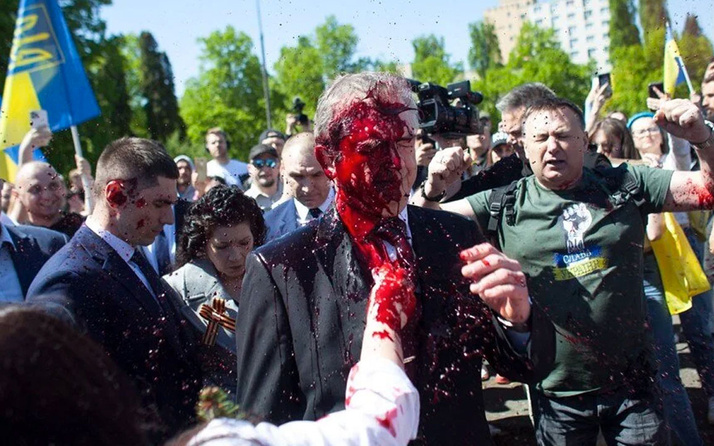 Rusya'nın Varşova Büyükelçisi Andreev'e kırmızı boyalı saldırı