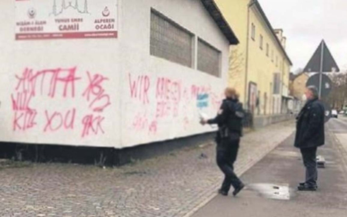 Almanya'da camiye boyalı saldırı