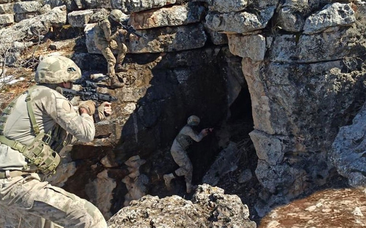 Pençe-Kilit bölgesinde başlatılan operasyonda teröristler mağarada sıkıştırıldı
