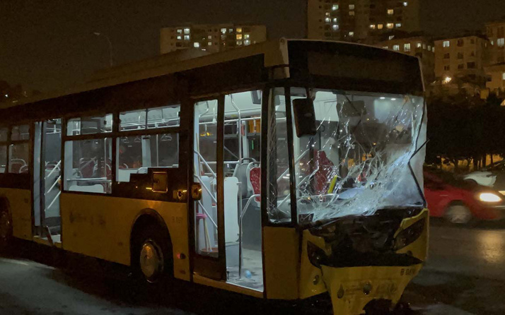 İETT otobüsüne otomobil çarpt: 1 ölü 4 yaralı