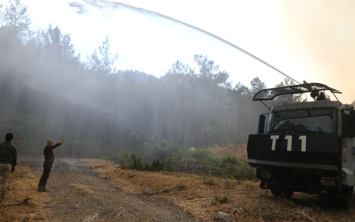 Marmaris’te yangın söndürme çalışmalarına TOMA’lar da destek veriyor