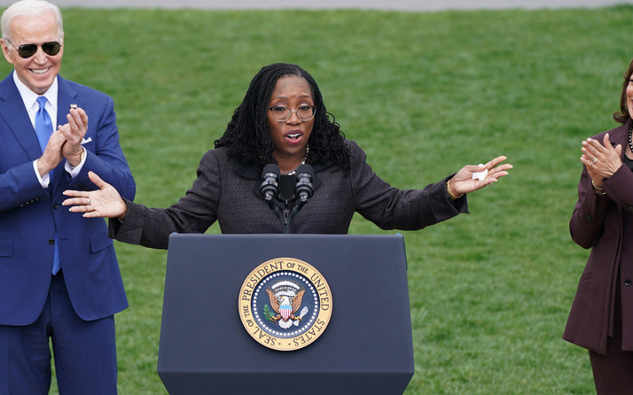 ABD Yüksek Mahkemesi'nin ilk siyahi kadın yargıcı yemin etti