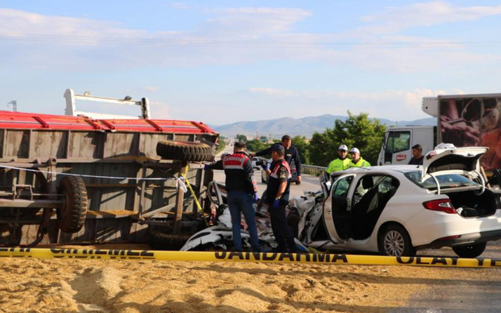 Afyonkarahisar'da feci kaza! Traktör römorkuna çarptı: Ölü ve yaralılar var