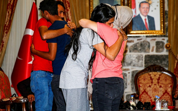 Terör örgütü PKK'dan kaçıp teslim olan iki kişi ailesiyle buluştu