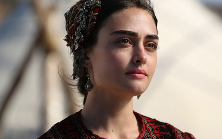 Ertuğrul Diriliş'in güzeli Esra Bilgiç'in ikizi bulundu!