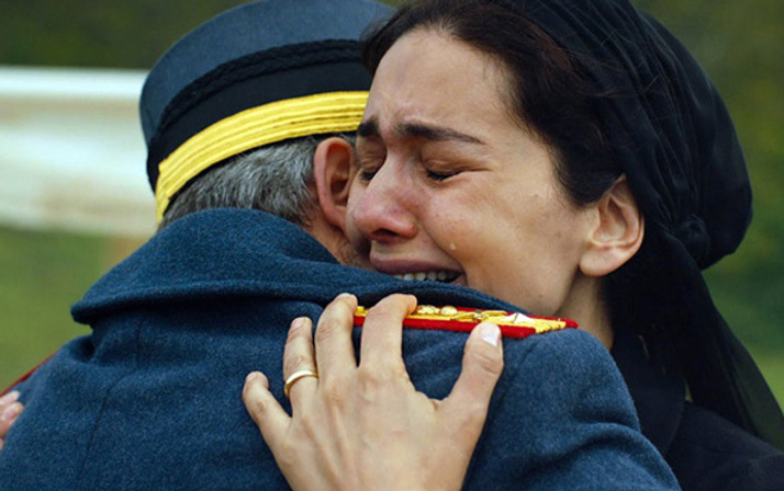 Bergüzar Korel isyan etti "Aynı evden iki kişi çalışıyoruz"