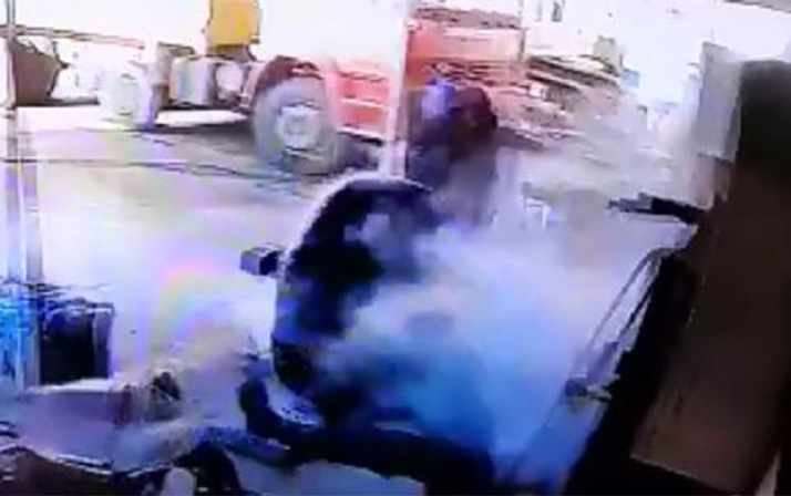 Tamir ettiği lastik bomba gibi patlayınca...