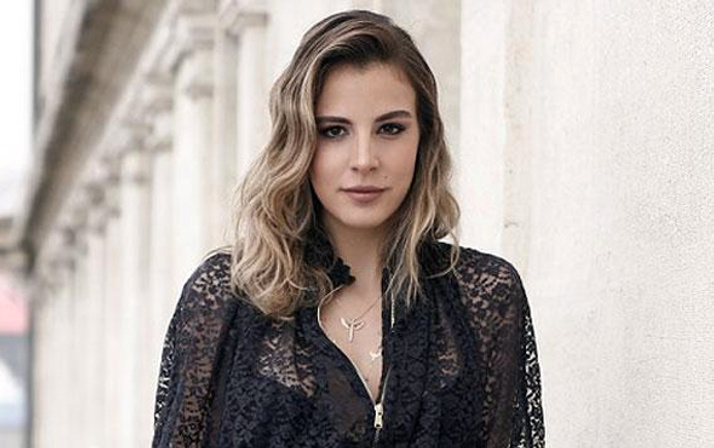 Hülya Koçyiğit'in torunu Aslışah Alkoçlar dünyaca ünlü oyuncu ile aşk yaşıyor!