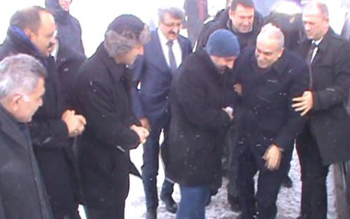 Bakan Fakıbaba'nın zor anları! Az daha yere kapaklanıyordu
