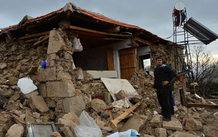 En son depremler Çanakkale köy evleri yıkıldı - Internet Haber