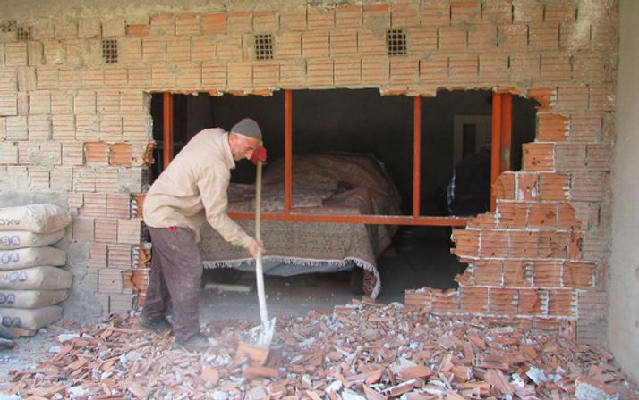 Binaya 'hapsettiği' otomobilini 37 yıl sonra çıkardı