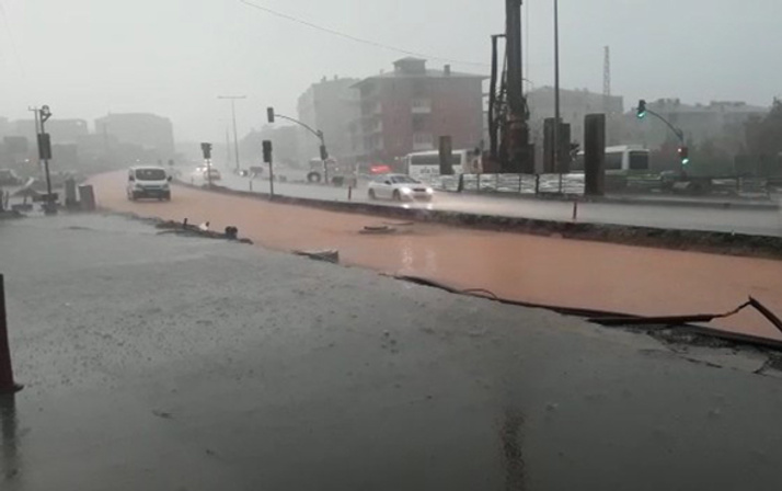 Kocaeli’de sağanak yağış vatandaşlara zor anlar yaşattı!