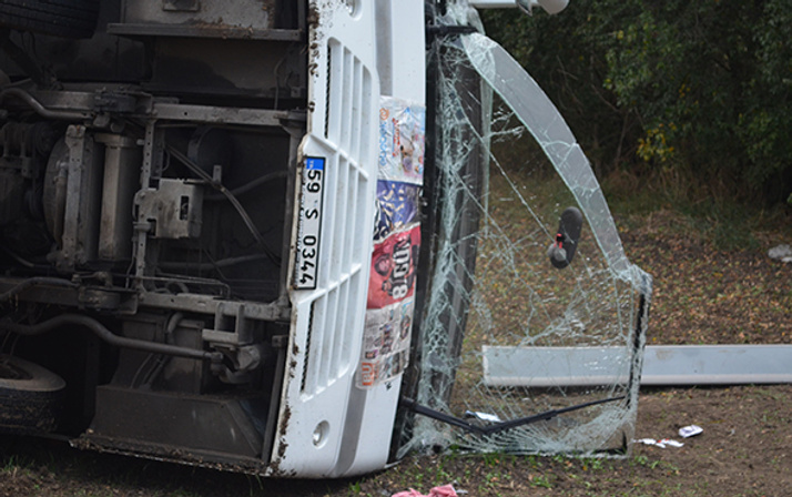 Tekirdağ'da işçi servisi devrildi: Çok sayıda yaralı var!