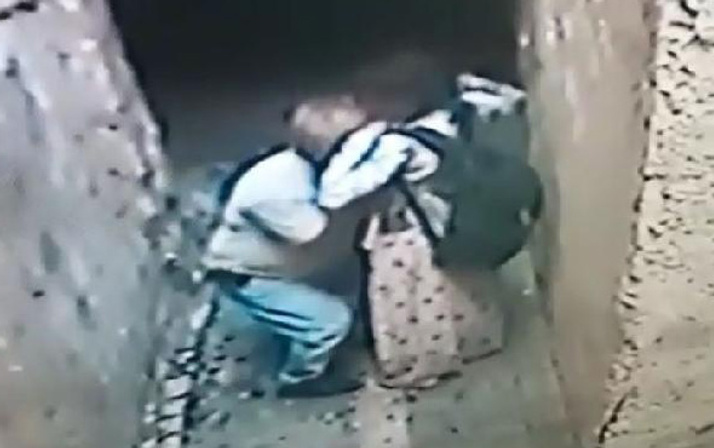 50 yaşındaki sapık kızı sokakta sıkıştırıp taciz etti şoke eden anlar kamerada