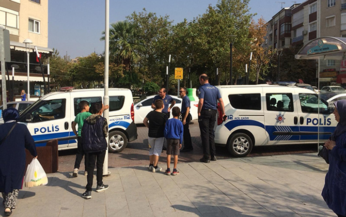 Hareketli anlar: Tacizciyi linçten polis kurtardı!