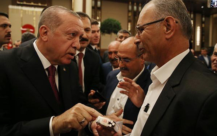 Cumhurbaşkan Erdoğan sigara içen muhtarın paketini aldı