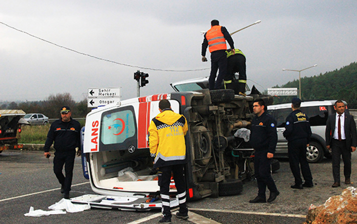 Ambulans kaza yapınca sağlık çalışanlarını darp ettiler!