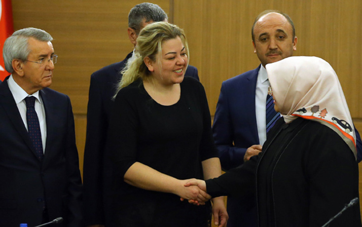 Asgari Ücret toplantılarına damga vurdu kim bu Gülden Görmez?