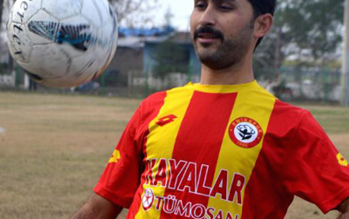 Futbolcu imam hafta içi camide hafta sonu yeşil sahada