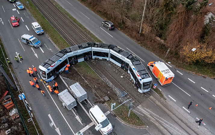 Kamyon ile tramvay çarpıştı: Çok sayıda yaralı var!