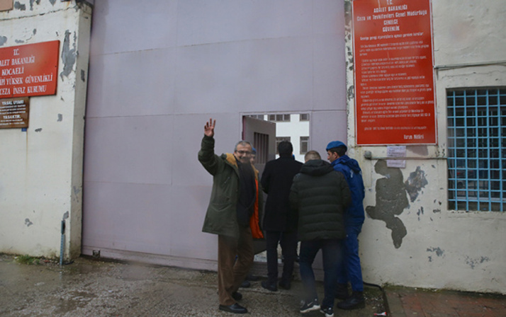 Sırrı Süreyya Önder cezaevine teslim oldu! işte cezaevi görüntüleri