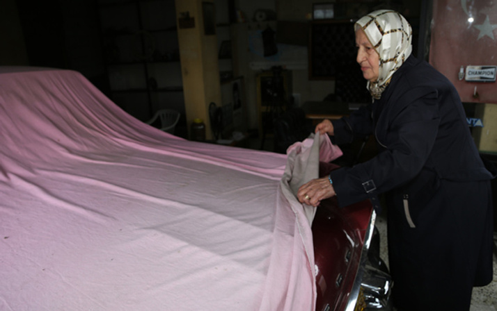 Eşinden kalan 61 yıllık otomobile gözü gibi bakıyor