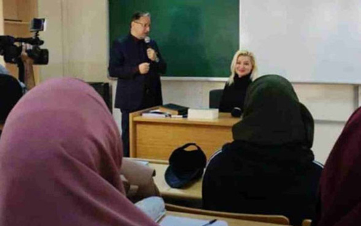 Show TV programcısı Zahide Yetiş İlahiyat Fakültesi'nde Hadis dersine girdi