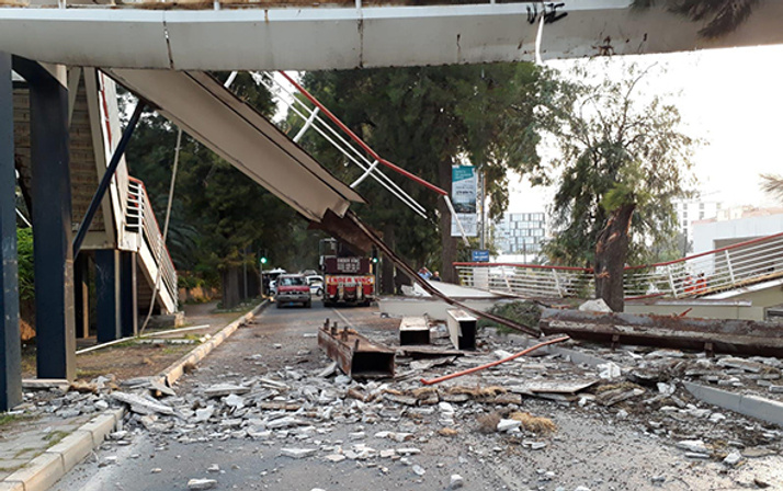 Vincin çarptığı üst geçit metro hattının üzerine çöktü!