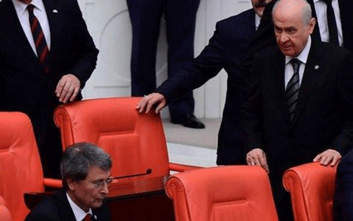 Bahçeli'nin İYİ Parti sıralarına bakışı olay oldu! İşte o anlar...