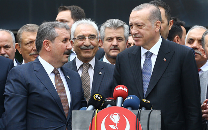 Destici'den Erdoğan'a özel hediye! Gazeteciler görünce dua etti