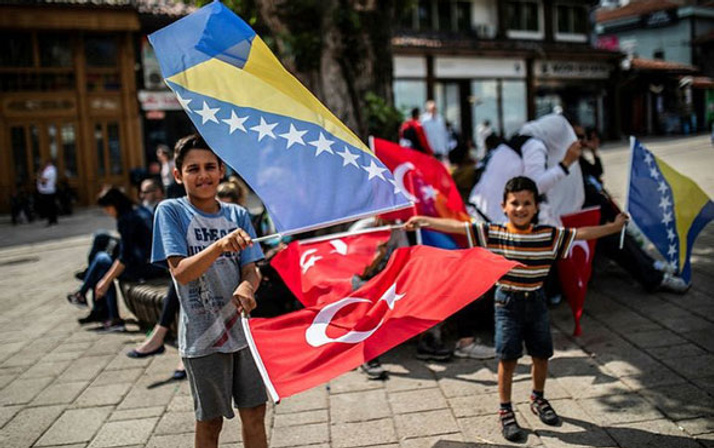 Sınır kapılarında Erdoğan izdihamı! Bosna'dan çarpıcı pankartlar...