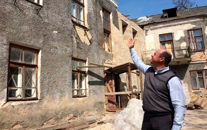 Arka bahçesinde bulduğu kutu servet kazandırdı