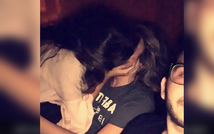 Sevgilisini partide bu halde aldatırken yakaladı selfie çekti sonra...