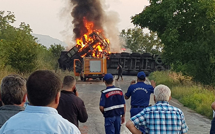 TIR devrilerek yandı: Müdahaleye giden itfaiye kaza yaptı!