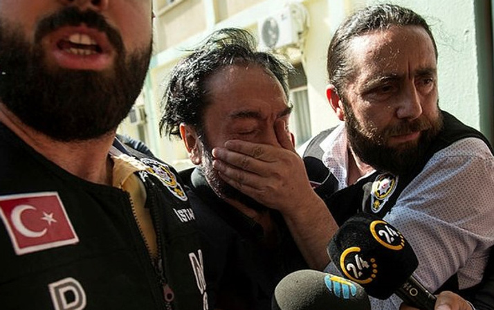Adnan Oktar'ın evinden çıkan silahlara bakın! Şok görüntüler