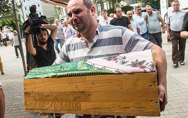 Kızının tabutunu kimseye vermedi!