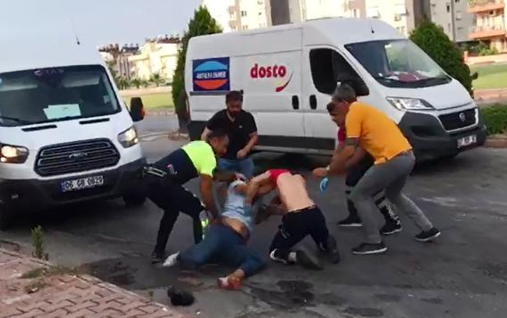 Ayağı kırık dövüşçü kendisine yardım eden sağlıkçıyı dövdü!