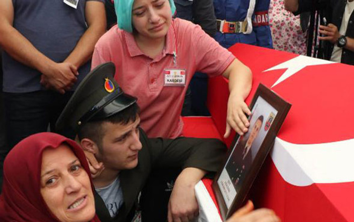 Şehit cenazelerinde anne feryatları yürek dağladı...