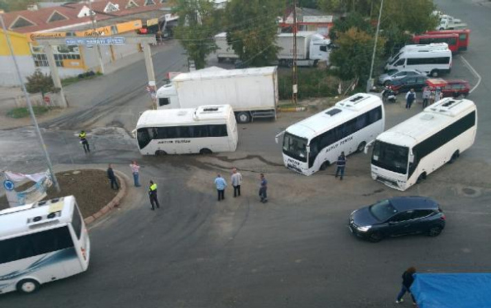 Ne olduğunu kimse anlamadı: Minibüsler yola saplandı!