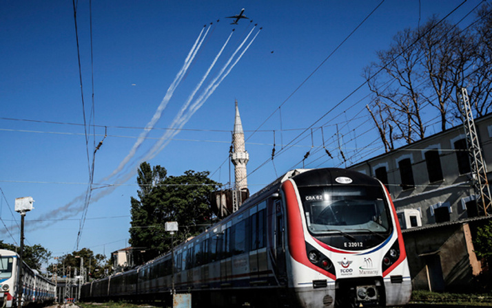 İstanbul semalarında müthiş görüntüler