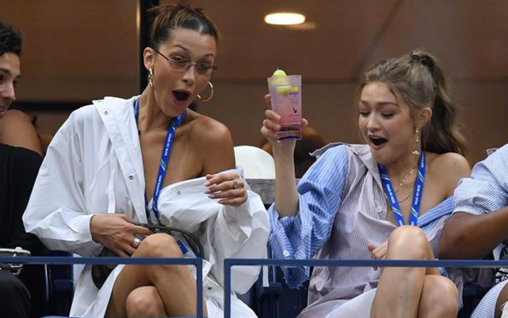 Gigi ve Bella Hadid tribünü podyuma çevirdi