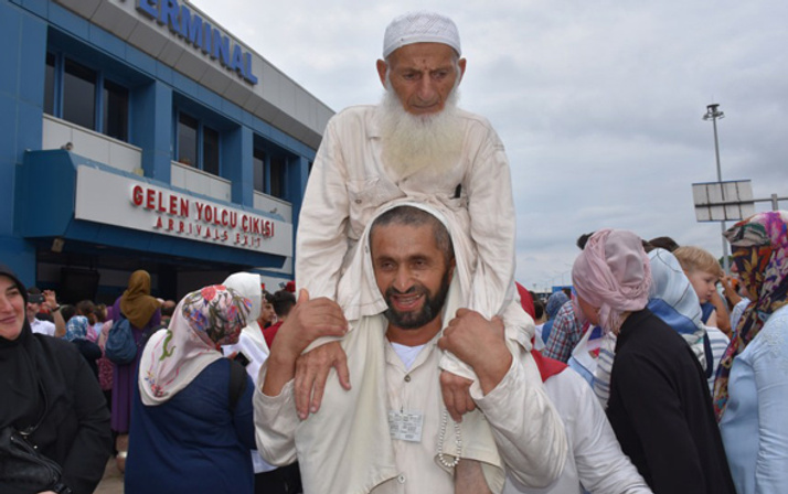 Trabzonlu damat kayınpederini böyle hacca götürdü