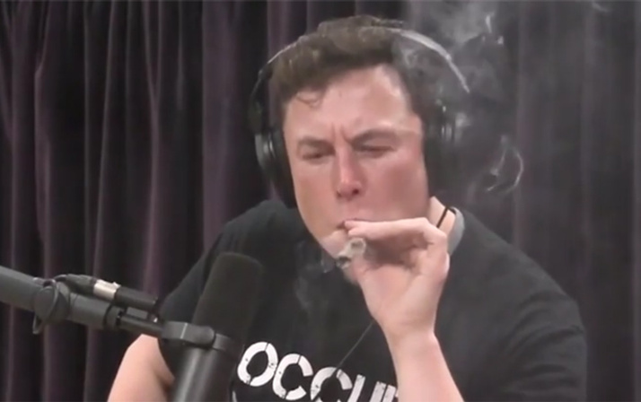 Elon Musk Youtube canlı yayınında marihuana (esrar) içti o görüntüler